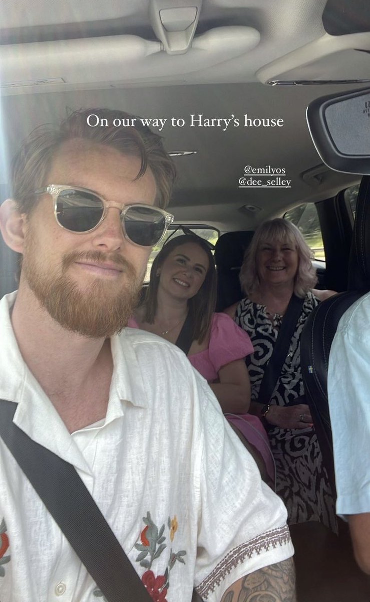 Harry’s cousin and his family are on their way to Harry’s House for tonight 🕺🏼 

Mama Twist, his sister & dad will probably be there too ! It’ll truly be a family show 🥹 #LoveOnTourWembley