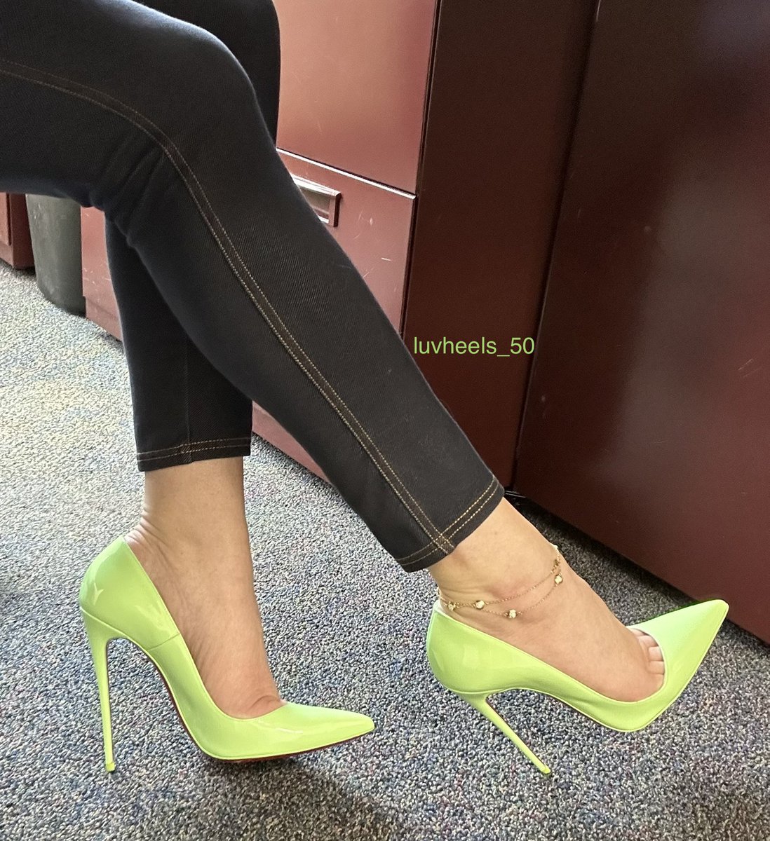 #luvshoes #louboutin #tgif #highheels #jeans #heels #stilettos #officeheels #louboutinworld #heelsintheoffice #shoes 💚