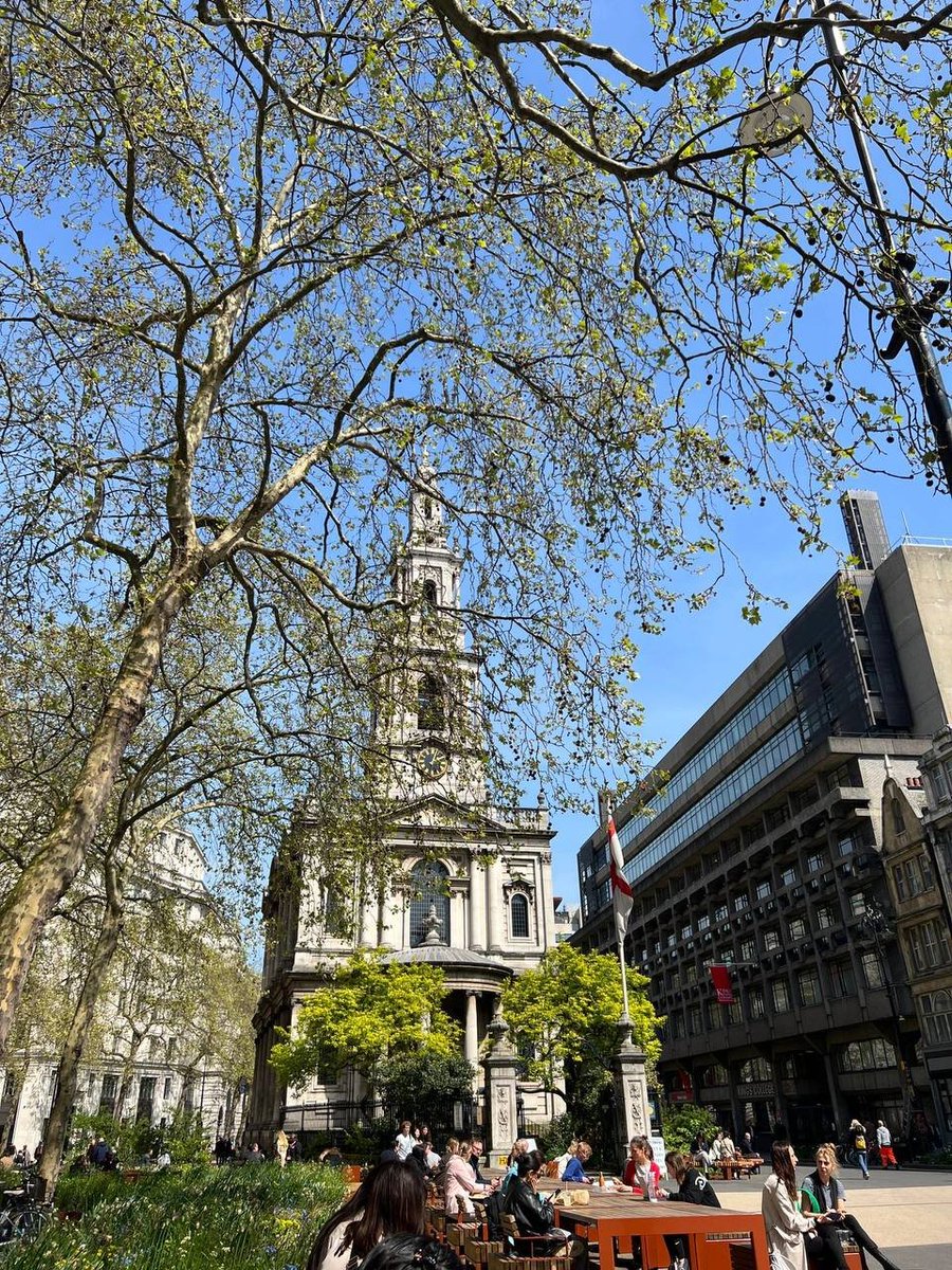 Love the medieval architecture of London, a thousand years at a glance, it's like being in that era for real🤗