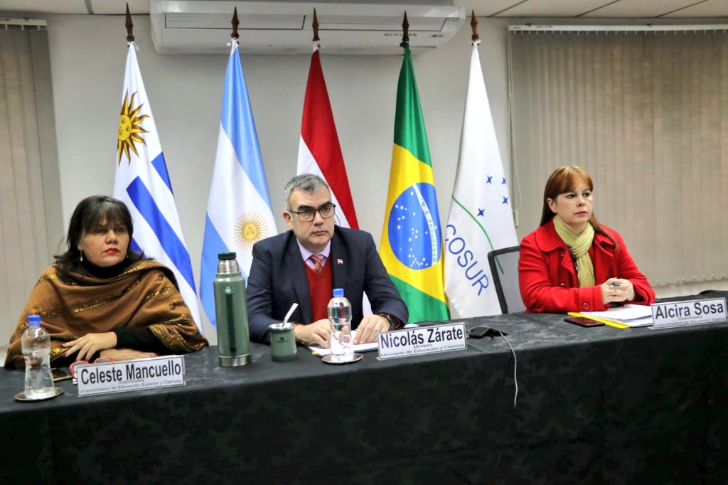 MECpy's tweet photo. El titular de la Cartera Educativa 🇵🇾 @NicoZ2018, participa de manera virtual de la Reunión de Ministros de Educación del sector educativo del @mercosur 🇺🇾🇦🇷🇵🇾🇧🇷 https://t.co/zGctMReacr