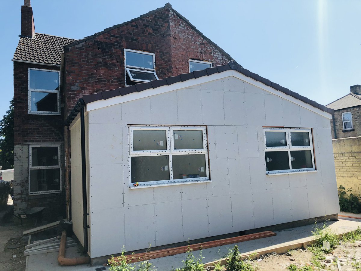 Giroscope_Hull's tweet photo. Work in progress in the houses of St Nectan close. There’s already one of the kitchens in the extension :—) @blokbuild
#modernmethodsofconstruction #blokbuild #turningemptyhousesintohomes (1/2) https://t.co/ktQY33Aat6