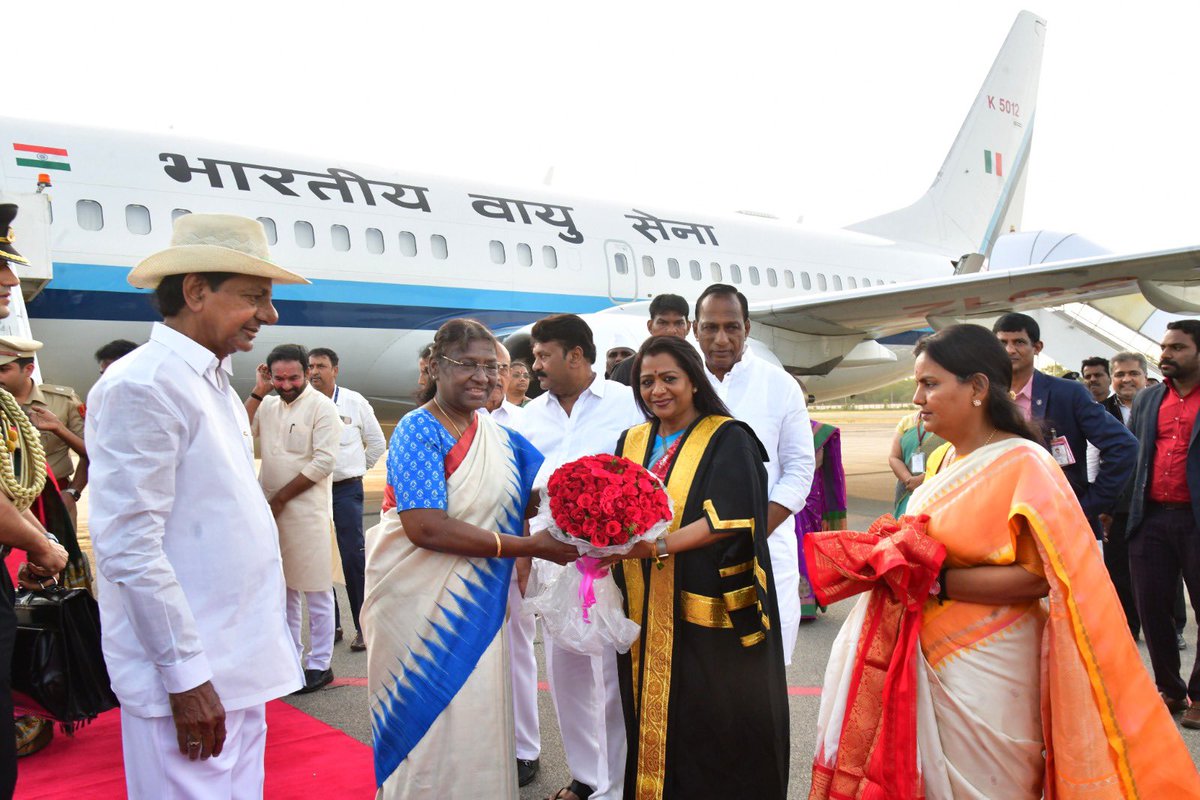 gadwalvijayainc's tweet photo. Received Hon’ble @rashtrapatibhvn President of India Droupadi Murmu Garu along with Honble @TelanganaCMO KCR Garu, Ministers and other public representatives and officials at Begumpet Airport today. https://t.co/tGQIOLIvuH