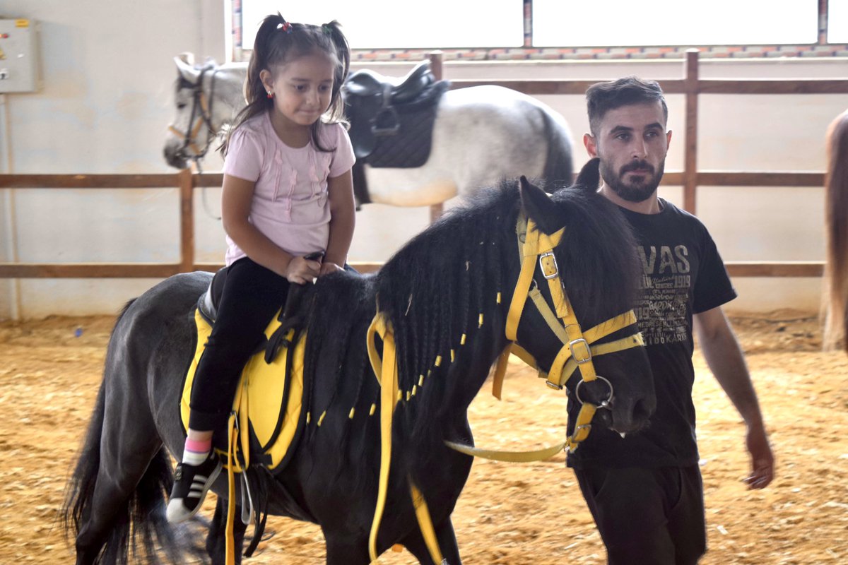 HamidiyeSivas's tweet photo. Mehmet Akif İlkokulu öğrencileri #Hamidiye’de…🥰

Maket uçakları keşfeden minik ziyaretçilerimiz;
🔸Şavaş Atları Müzesi
🔸Minia Sivas’ı gezerken,
🔸Ferhan Geleneksel Ata Sporları Merkezi’nde at binip, ok atarak mutlu bir gün geçirme fırsatı yakaladı.🏇🏹

#Sivas https://t.co/lvagZWBTMo