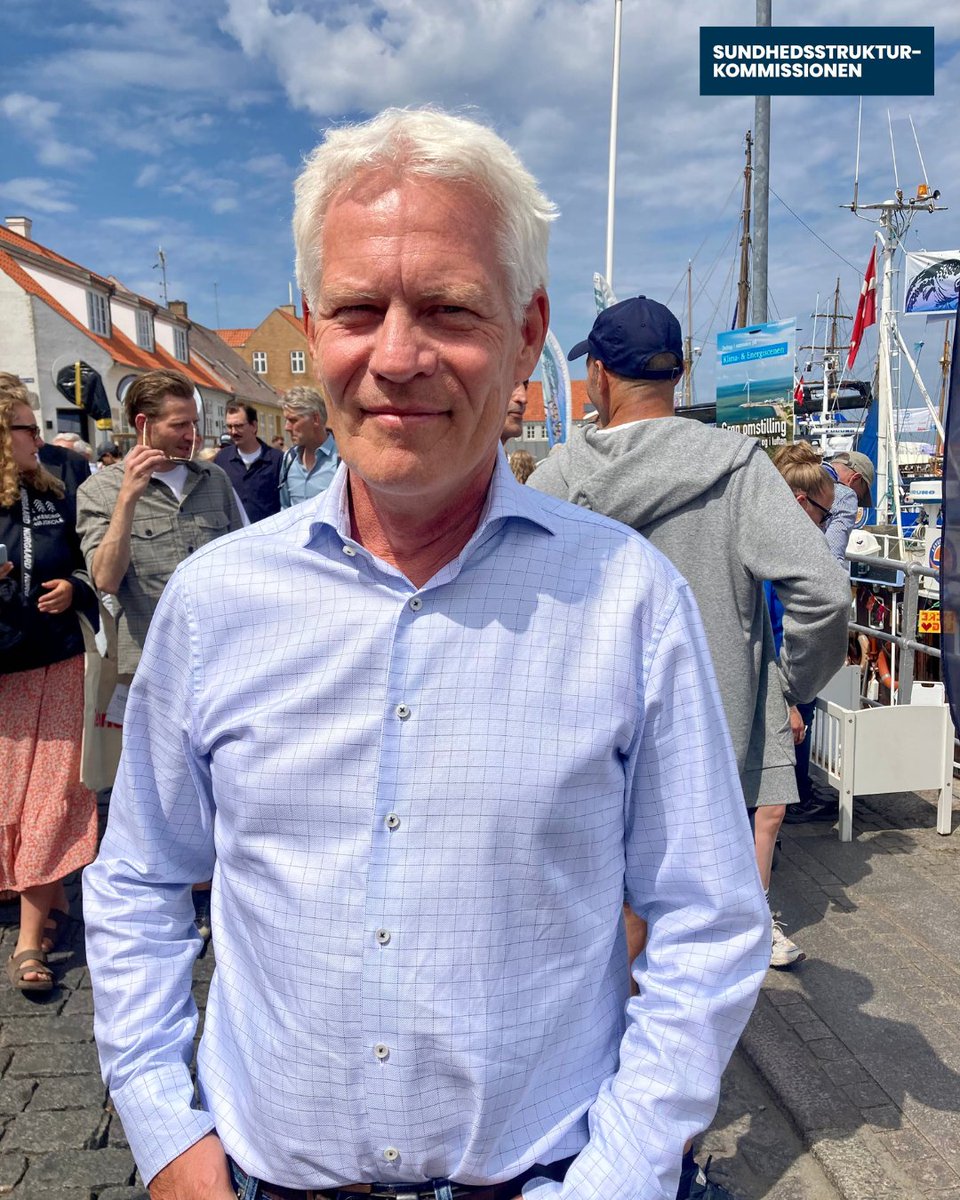 Strukturkom's tweet image. Jesper Fisker, formand for @Strukturkom, er på @Folkemoedet!

&quot;Det er dejligt at deltage i mange forskellige debatter om udfordringerne i vores sundhedsvæsen. Og så endda med mange, kloge og dedikerede deltagere på Folkemødet,&quot; siger @jesper_fisker.

#sundpol #dkpol
