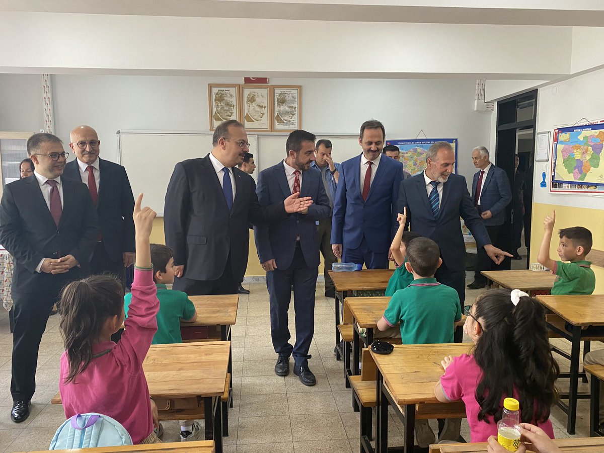 Kestel Cumhuriyet İlkokulu’nda yapılan 2022-2023 Eğitim Öğretim yılı Karne törenine Valimiz Yakup Canbolat,Bursa Büyükşehir Bld. Başkanı Alinur Aktaş,İl M.Eğitim Müdürü Seyit Ali Büyük,Kaymakamımız Recep Öztürk,Bld. Başkanımız Önder Tanır, İlçe Müdürümüz Cengiz Uç katıldı.