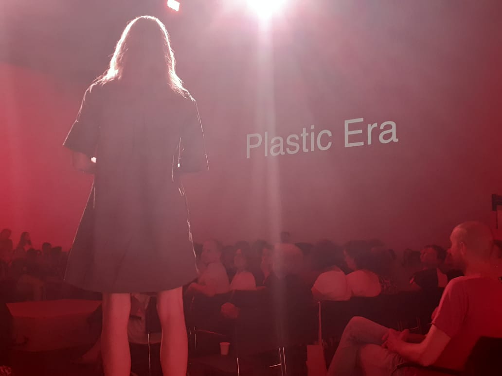 WhatDesignCanDo's tweet image. “Let’s end the plastic era.” says Juni, one of the founders of mujō. They design clever packaging solutions from kelp that are made to disappear – like a fruit peel! 🍊 #WDCDCircularShowcase