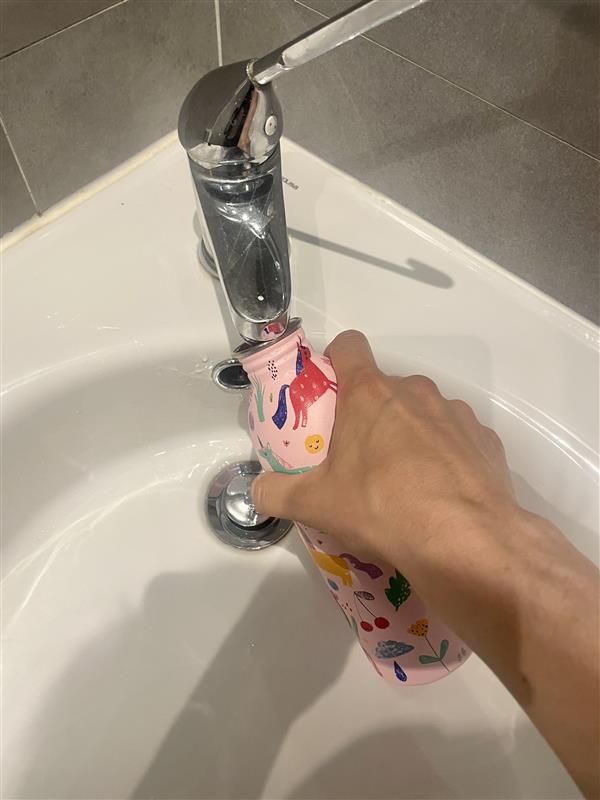 REDOL_EU's tweet photo. It's #WorldRefillDay! And we #ChooseToReuse.
With #Redol we want to improve the plastic value chains and use more eco-friendly packaging.
With a simple reusable bottle, we can contribute to the #RefillRevolution 💪 https://t.co/1Xn92mOSQl