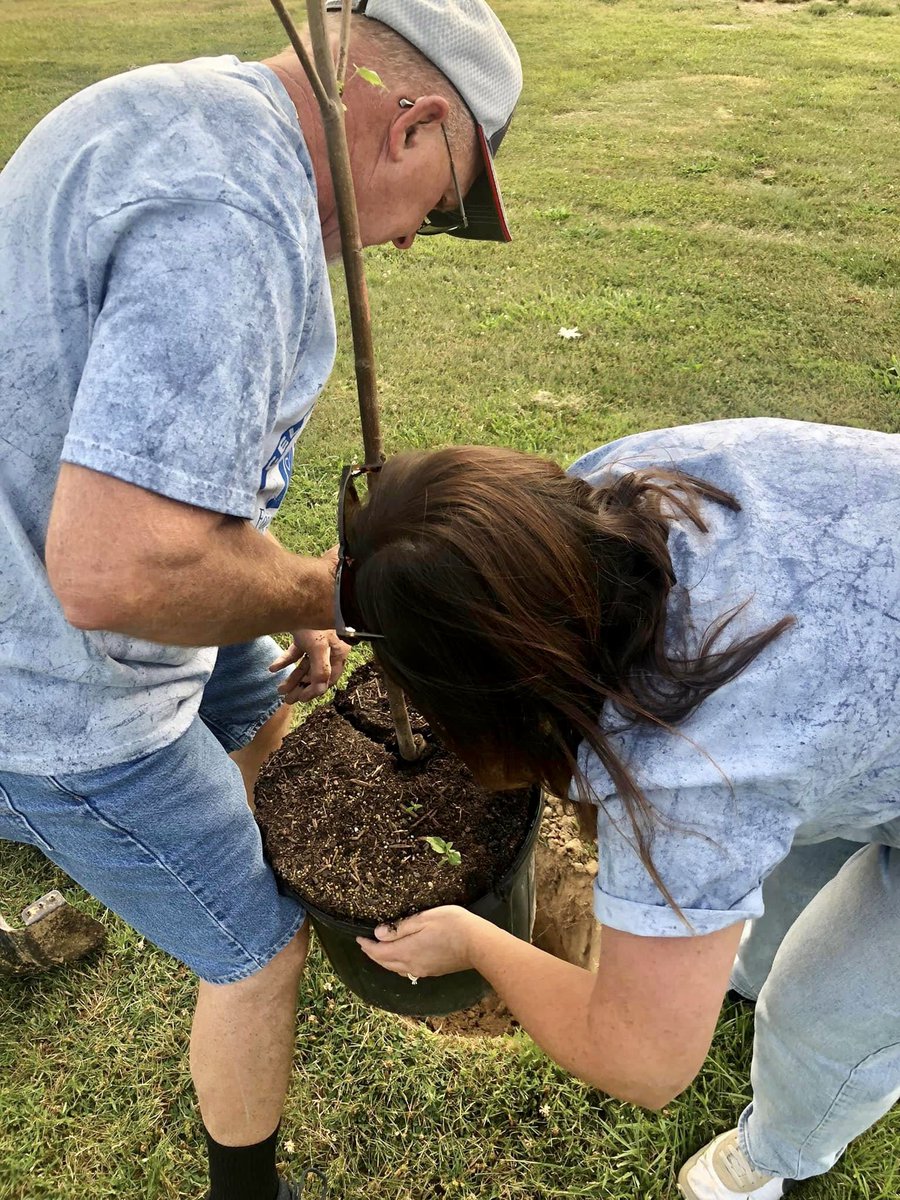 Jen_Thompon's tweet photo. @wtwonews is spending this #FoundersDayofCaring planting trees in our communities of Sullivan & Crawford county! #NexstarCares #NexstarNation #WTWO #FoubdersDay2023 #YourNewsNow #DayofCaring https://t.co/SSiTCNZZpC
