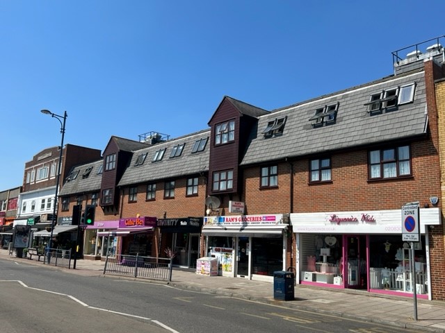 *NEW TO MARKET*
🔹Bellegrove Road, Welling, DA16
🔹Freehold investment of a parade of 6 shops producing a total rental of £94,400pa. 
🔹Retirement flats above sold previously on 999 yr lease, Peppercorn rent. 
🔹POA
#welling #Investment #commercial #London #kent #freehold