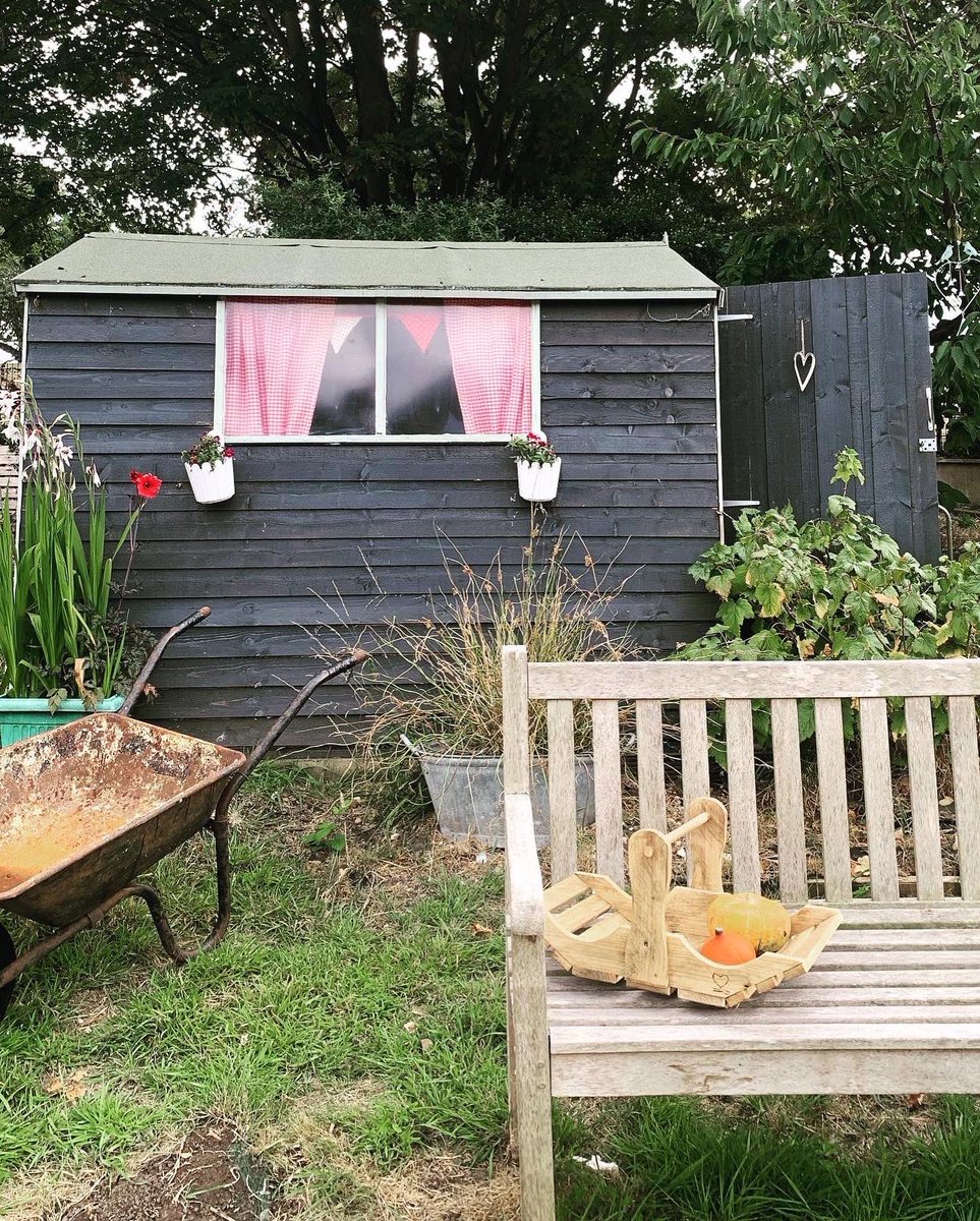 plotmassive's tweet image. Check out my #allotment #shed Ethel who is in the final of Shed of the year!  You can vote for her &amp;amp; see lots of amazing sheds here: readersheds.co.uk/index.cfm?vote…
#GardenersWorld #GardeningTwitter #gardening #vintageinspired