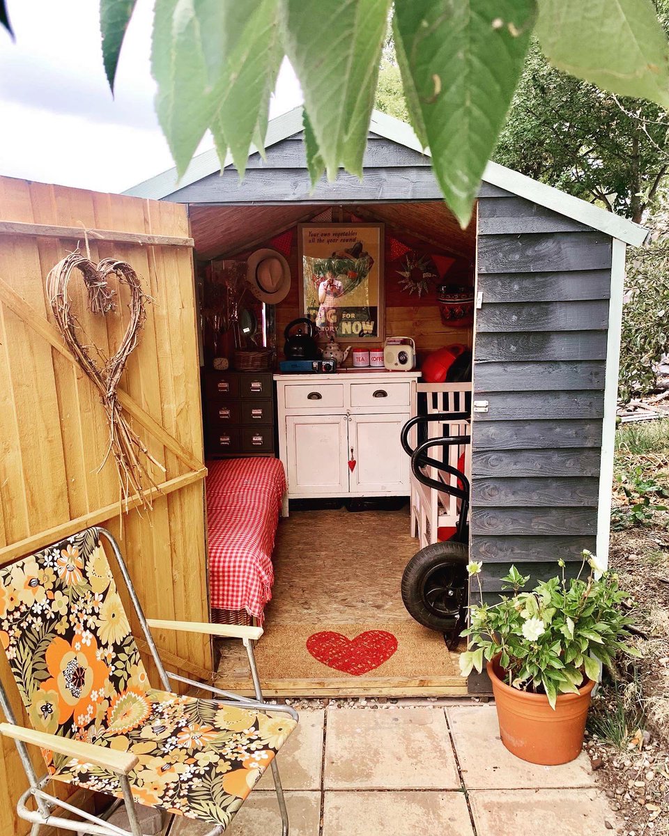 plotmassive's tweet image. Check out my #allotment #shed Ethel who is in the final of Shed of the year!  You can vote for her &amp;amp; see lots of amazing sheds here: readersheds.co.uk/index.cfm?vote…
#GardenersWorld #GardeningTwitter #gardening #vintageinspired