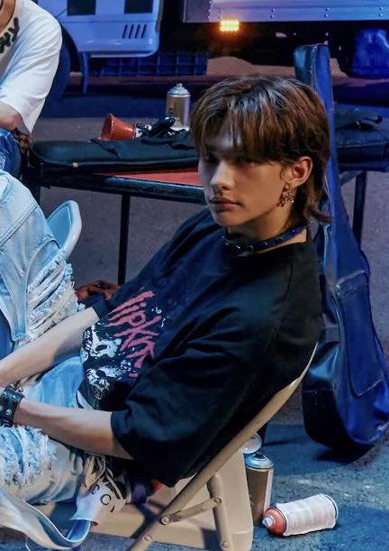 Loudwire's tweet photo. Anyone know how to reach this man :///
#StrayKids #YouMakeStrayKidsStay https://t.co/F7nmoMdvV2