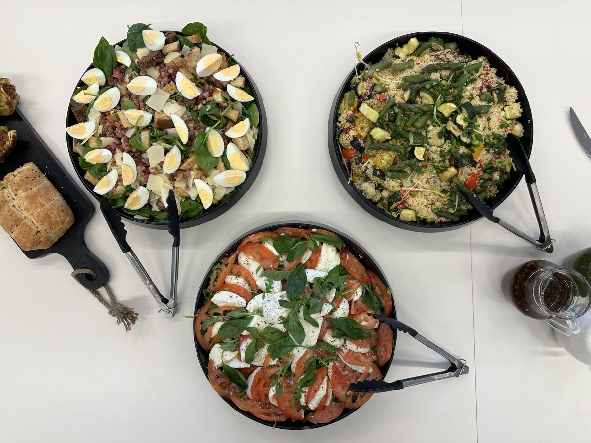 Iqualitybv's tweet photo. Op de laatste dag van onze vitaliteitsweek hebben we onze smaakpapillen laten prikkelen en genoten van voedzame salades! De saladebar bood verse groente, knapperige toppings, proteïnerijke ingrediënten en heerlijke dressings om uit te kiezen. Zo blijven we energiek en productief! https://t.co/mdQ0wZnzWM