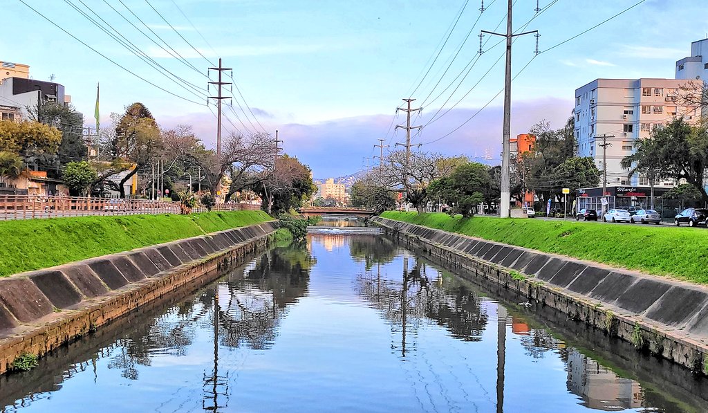fernao_berthold's tweet image. Porto Alegre: Arroio Dilúvio num dia "normal" e durante um ciclone.