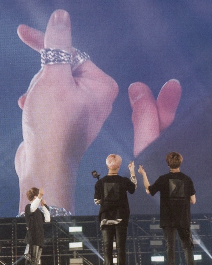 jikookhour's tweet photo. https://t.co/wVFAirbnZC