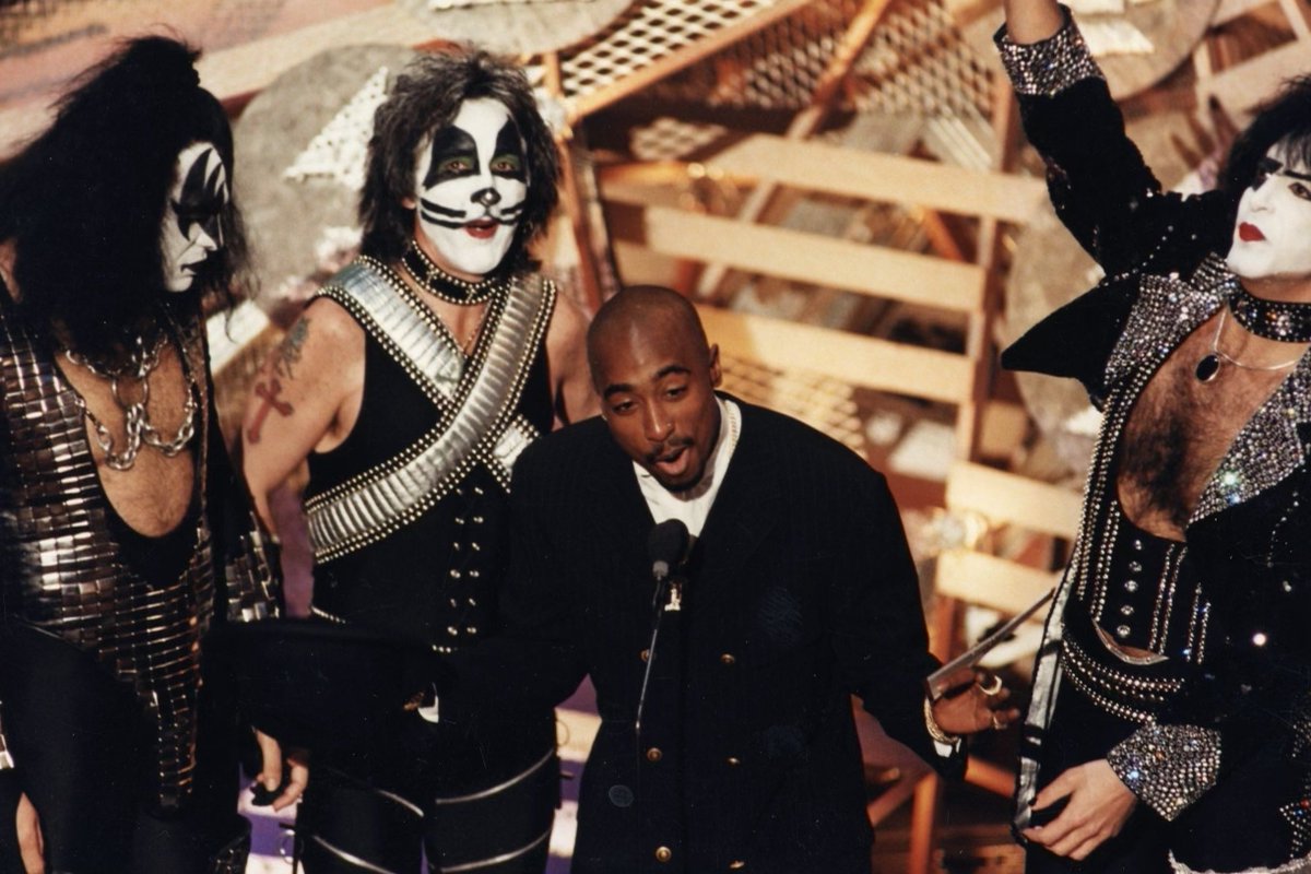 “Long live the rose that grew from concrete when no one else even cared.” - @2PAC 🎵 The highly influential hip-hop artist has had several GRAMMY moments including presenting a golden gramophone on stage with @KISSOnline at the 1996 #GRAMMYs along with his six nominations.