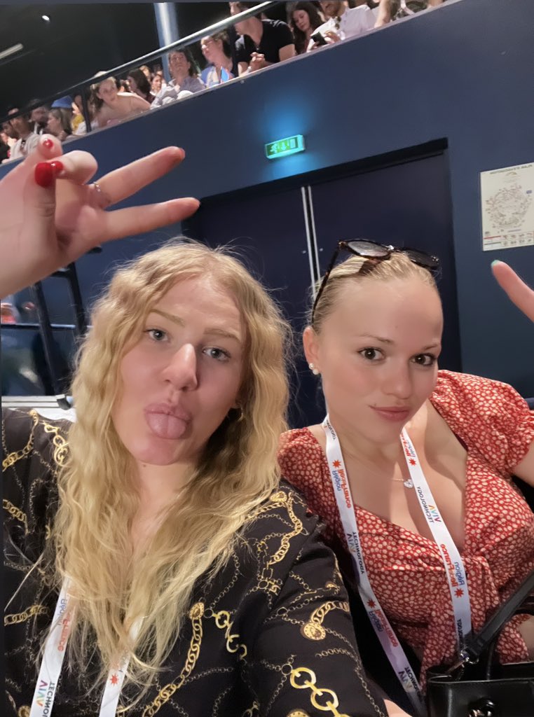 Waiting for <a href="/elonmusk/">Elon Musk</a> at <a href="/VivaTech/">Viva Technology</a> with my <a href="/c_chaboteau/">Caroline Chaboteau</a> 😜⚡️

@MBADMB #efap #mbadmb