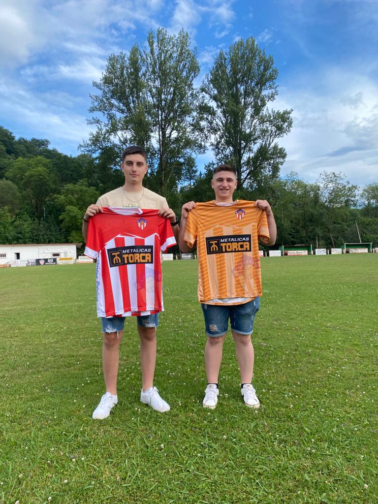 ¡¡NUEVOS FICHAJES!!

Suben del equipo juvenil:

Hugo Sutil: central de gran envergadura con buen golpeo de balón.

Jorge Busta, portero ágil con buena estirada.

Ambos llegan al equipo Regional con mucha ilusión tras haber pasado por todas las categorías del club. 

#VamosPilo