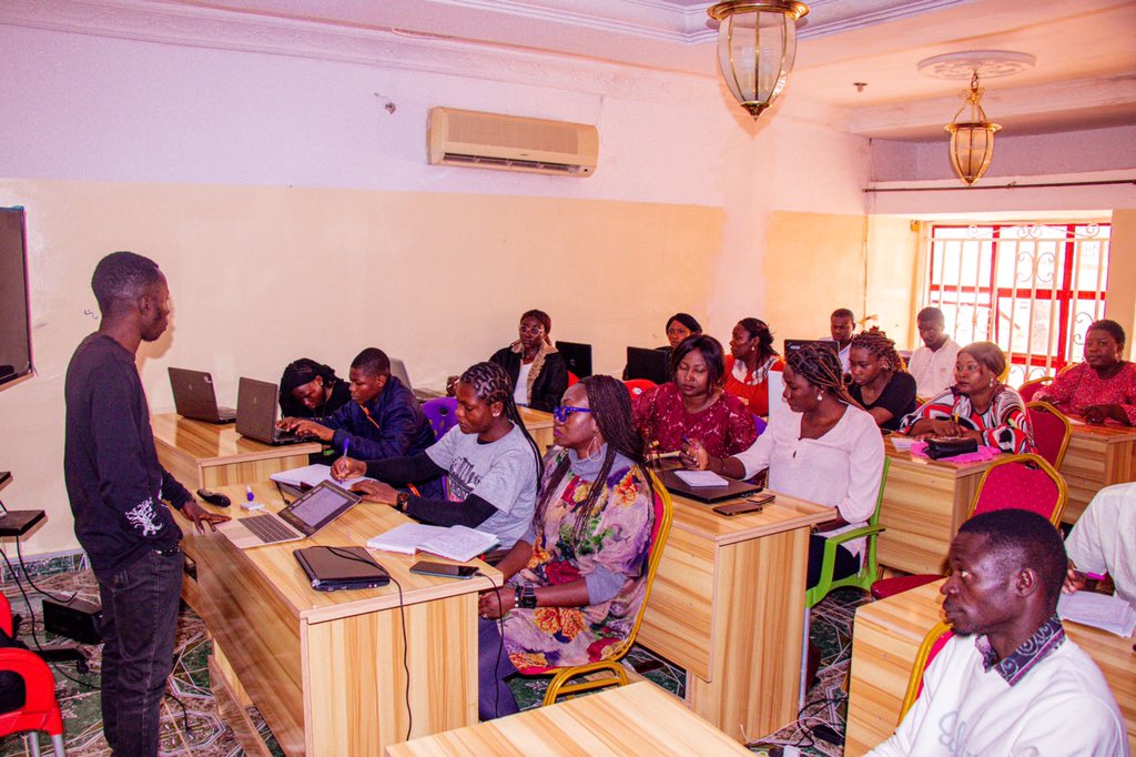 Princeponfa's tweet photo. Exciting news! 

The much-anticipated @code_plateau 6.0 Digital Marketing class has kicked off with  @Joe_heman leading the way as the instructor. 

Get ready to take your marketing game to the next level! 

#CodePlateau https://t.co/YuE9qnNqJq