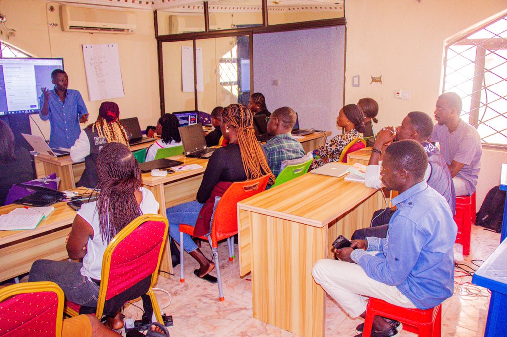 Princeponfa's tweet photo. Exciting news! 

The much-anticipated @code_plateau 6.0 Digital Marketing class has kicked off with  @Joe_heman leading the way as the instructor. 

Get ready to take your marketing game to the next level! 

#CodePlateau https://t.co/YuE9qnNqJq
