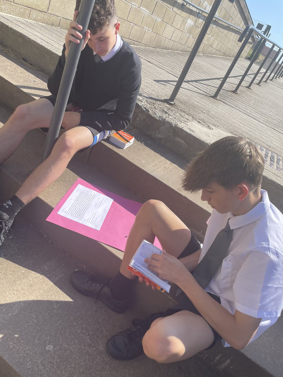 Higher Español developed their Reading skills 📖📚 outside this morning ☀️💡🇪🇸 #teamwork #carousel #outdoorlearning #article31