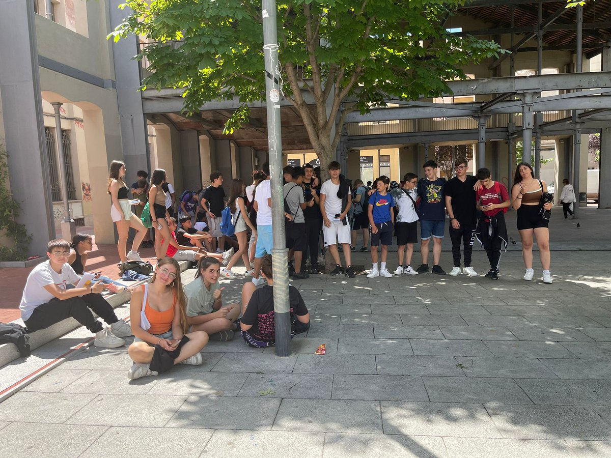 SalesiansTER's tweet photo. #SECUNDÀRIA L'alumnat de 3r d'ESO, juntament amb 500 alumnes d'altres centres de Terrassa, participem en la #TRSada23, una gimcana tecnològica per a descobrir el patrimoni de la ciutat mitjançant proves creatives i col·laboratives fent ús de les aplicacions 📱🙌🏼 #wmcp23 https://t.co/YxlhdXdzCg