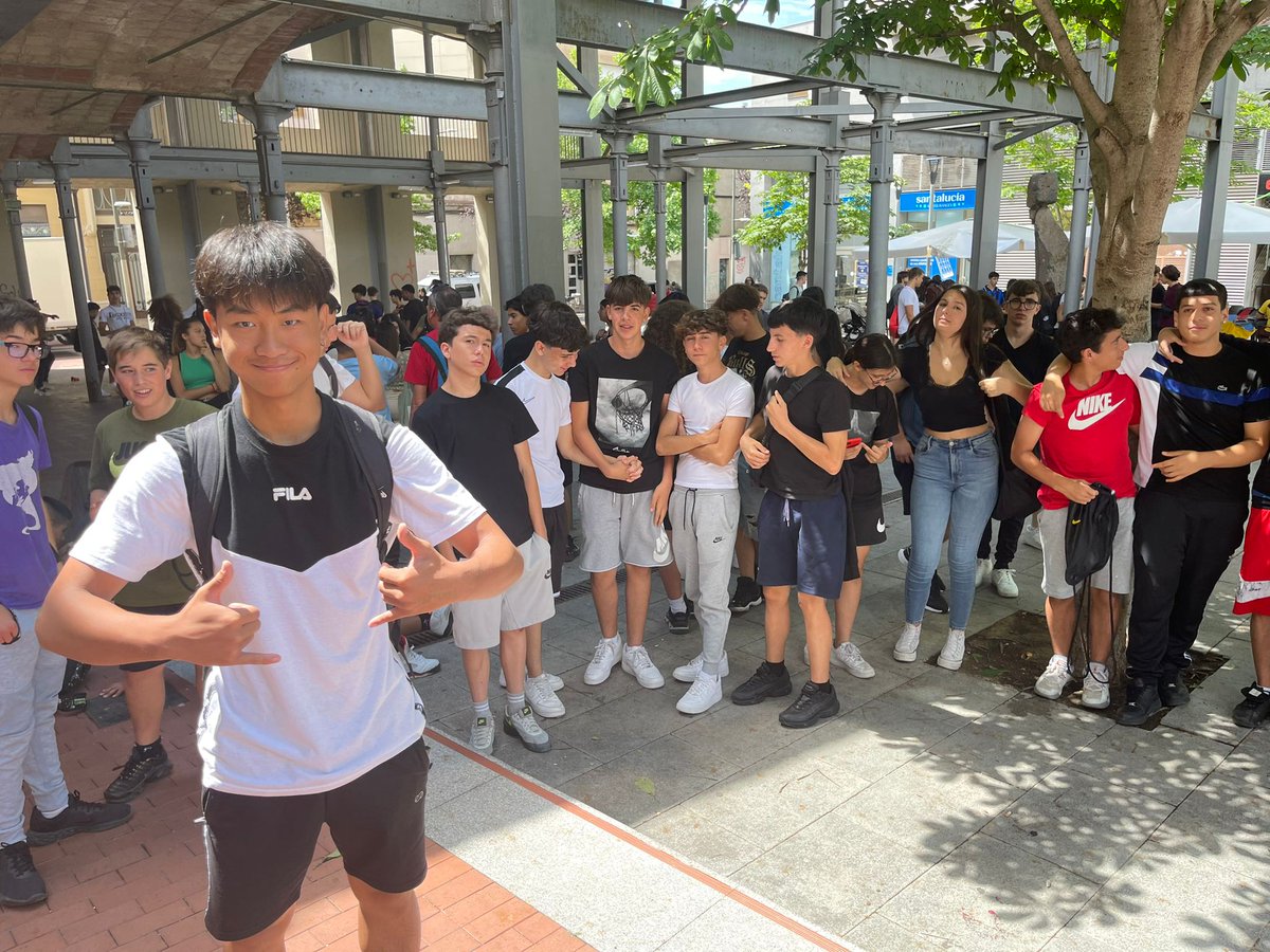 SalesiansTER's tweet photo. #SECUNDÀRIA L'alumnat de 3r d'ESO, juntament amb 500 alumnes d'altres centres de Terrassa, participem en la #TRSada23, una gimcana tecnològica per a descobrir el patrimoni de la ciutat mitjançant proves creatives i col·laboratives fent ús de les aplicacions 📱🙌🏼 #wmcp23 https://t.co/YxlhdXdzCg
