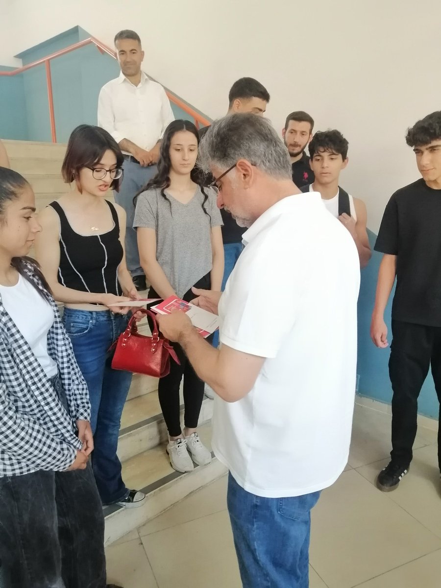 NE_AL47's tweet photo. Yıl içinde düzenlediğimiz etkinliklerde başarı gösteren öğrencilerimize hediye çeklerini verdik. Başarılarının devamını dileriz 🥇 https://t.co/XMYDF3LKha