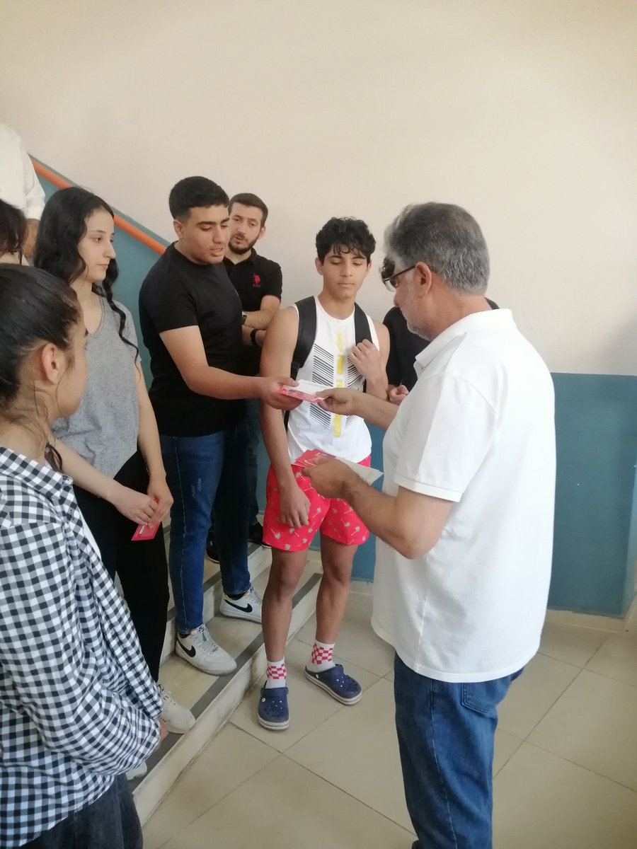 Yıl içinde düzenlediğimiz etkinliklerde başarı gösteren öğrencilerimize hediye çeklerini verdik. Başarılarının devamını dileriz 🥇