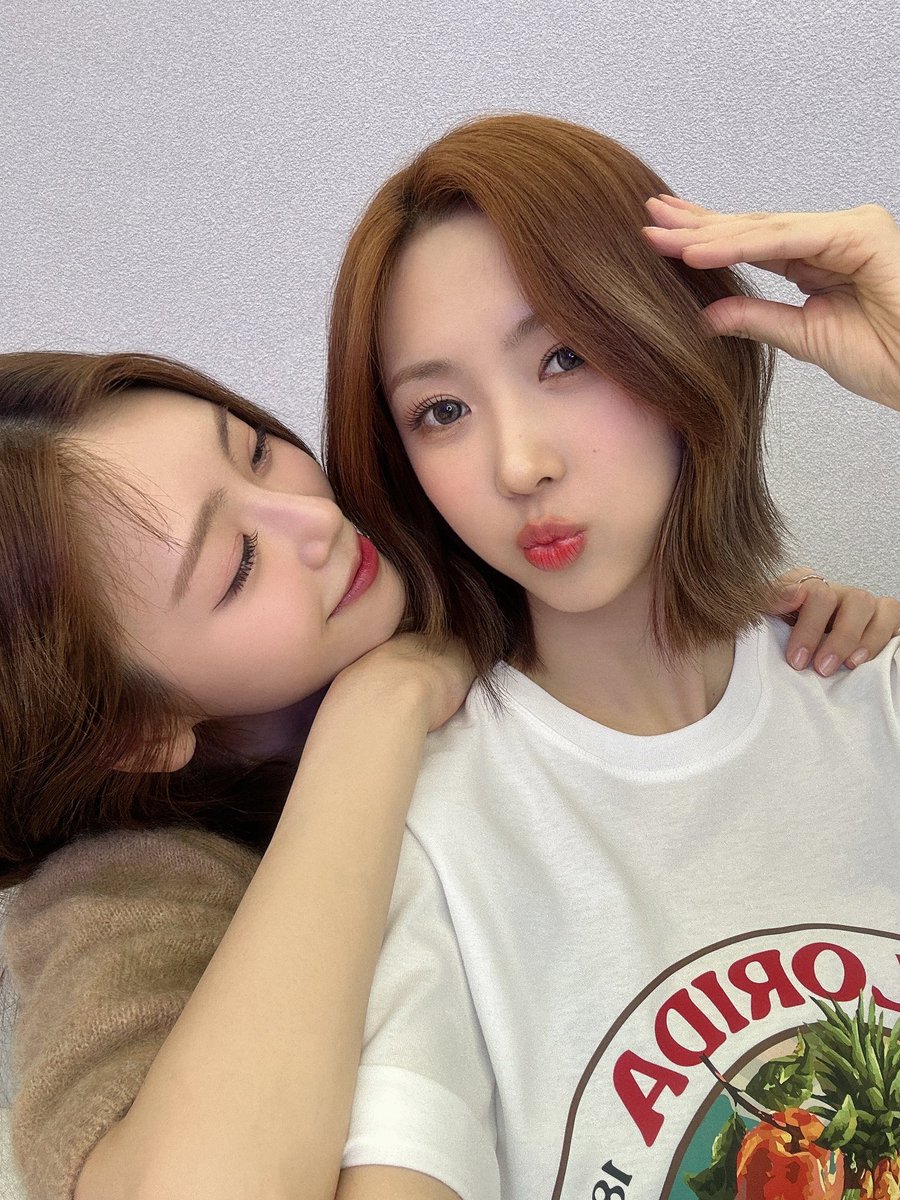 The precious moment that I want to shared, exhibit an unbelievable charm in my recent selfies with Yoohyeon for Ceci. Looking at each other, that's how we shared the love. 💕