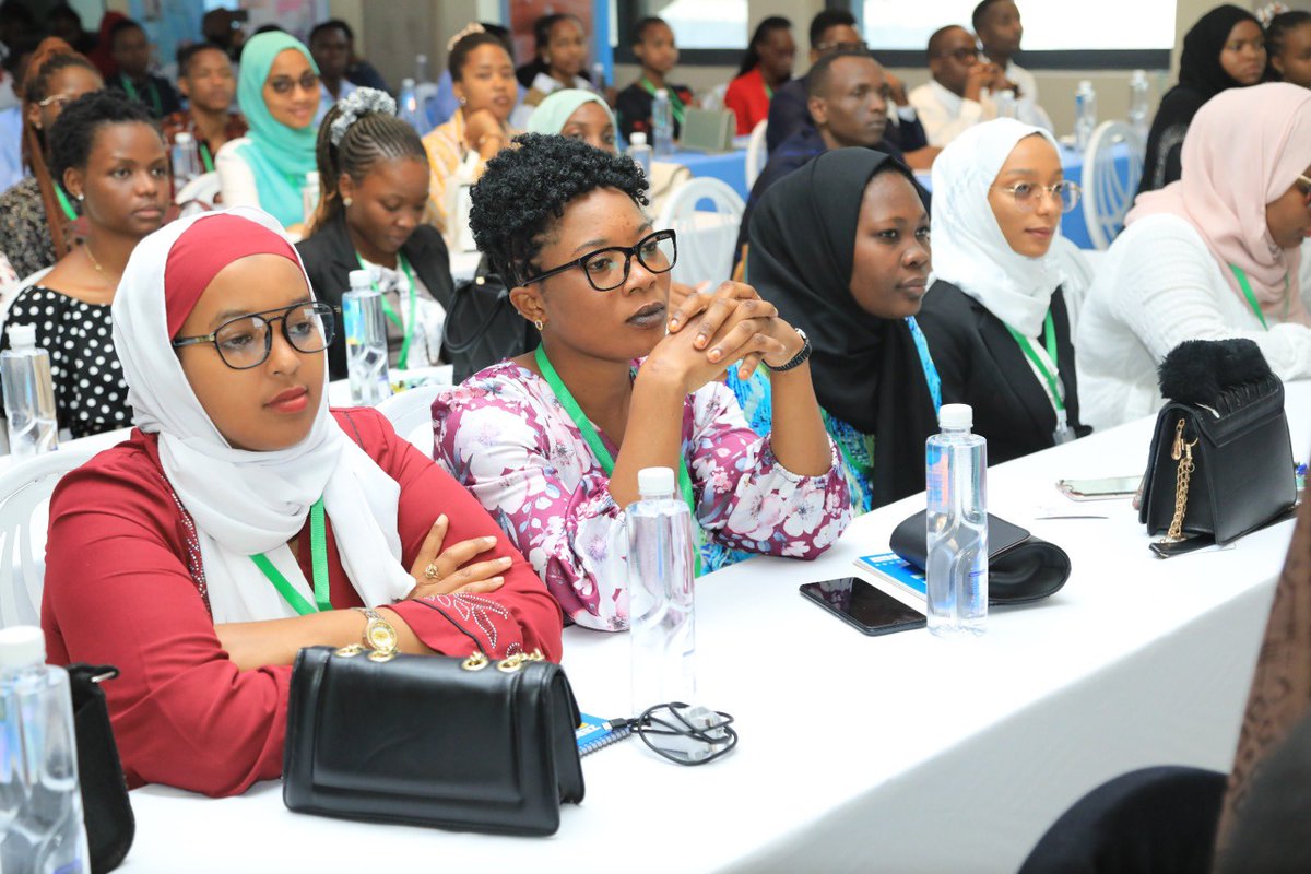 wizara_afyatz's tweet photo. “Wafamasia mkafungue maduka ya dawa na sio kuacha watu wengine watumie fursa hii wakati nyinyi ndio taaluma yenu na tunataka huduma hiyo ifike hadi vijijini”. @ummymwalimu ameyasema hayo leo Juni 16, 2023 baada ya kuzungumza na Wafamasia hao kwenye kilele cha Maadhimisho ya Wiki ya Wafamasia Nchini 

#TunaboreshaAfya
#MtuNiAfya
#JaliAfyaYako