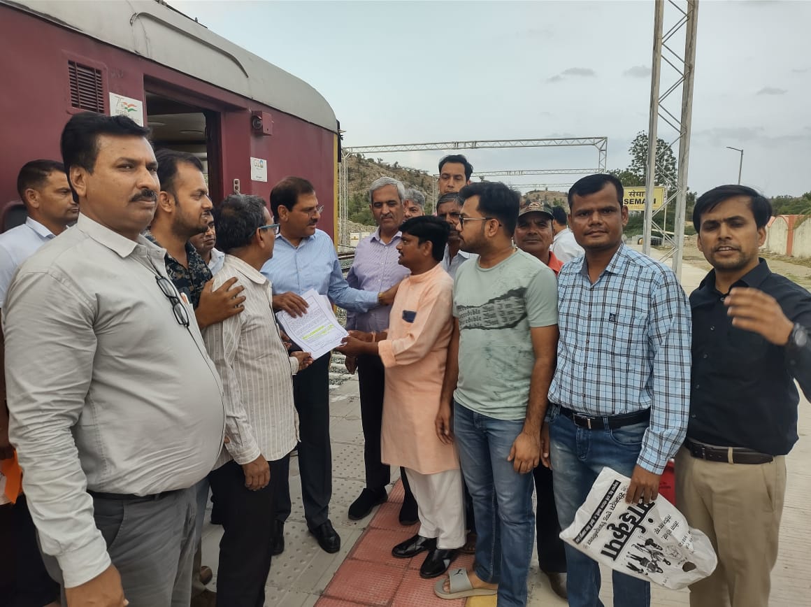 RamilaKhatik's tweet photo. @97choubisabc @PMOIndia @AshwiniVaishnaw @GMNWRailway @drmadiwr @DrmAjmer @RailwaySeva @cpjoshiBJP @ArjunMeenaBJP @KumariDiya @NWRailways @1stIndiaNews All respected sir plz ensure stoppage all trains at semari # SES railway station https://t.co/5tWVWjx7t3