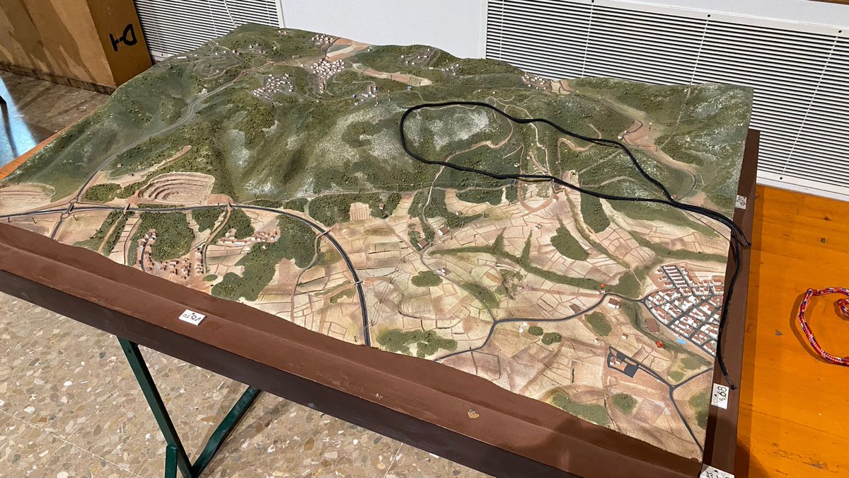 🟢Avui exercici de simulació d'aula d'un incendi d'interfase urbana organitzat per <a href="/bomberscat/">Bombers</a>.

Entre altres, té l'objectiu de conèixer els criteris d'organització i desplegament de cadascun dels dispositius de resposta per millorar les sinergies de treball conjunt. #adfcat