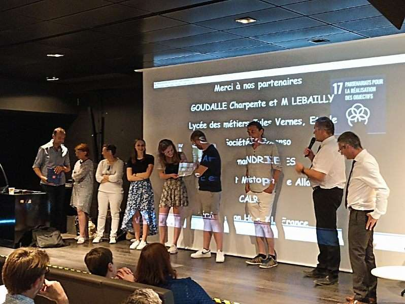 Maths_c0d3's tweet photo. Remise du prix écodélégué @AcLille aux élèves du lycée Carnot Bruay  @hautsdefrance :
"Les élèves du lycée recyclent des PCs grâce aux logiciels libres pour les élèves et les écoles primaires non équipés". En vidéo:
https://t.co/TG48m89PJ3
@clx_asso_fr @framaka @FredericMotte https://t.co/u9rc3u75iY