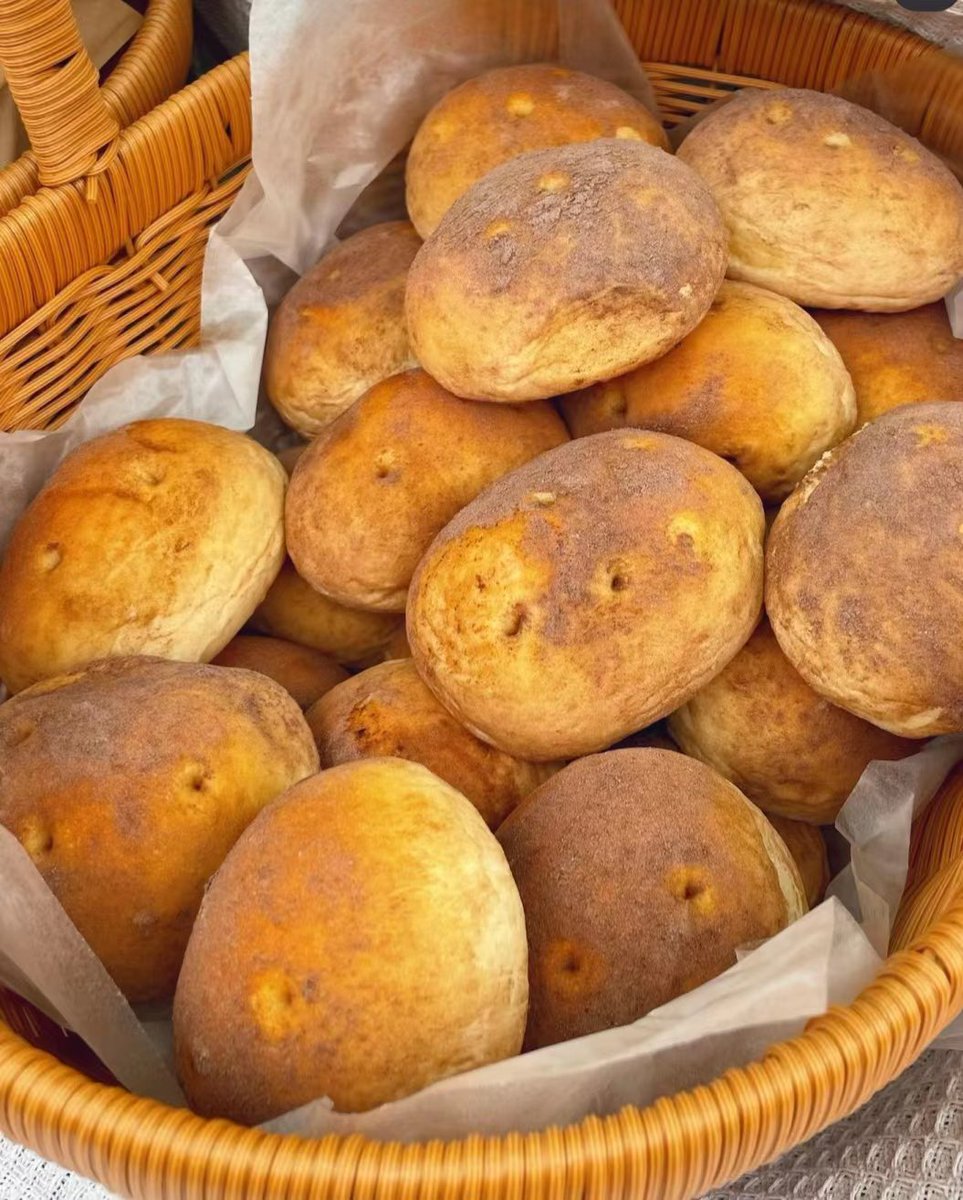 DiscoverGuizhou's tweet photo. Have you ever eaten bread made from potatoes? #Weining Potato Bread is a kind of bread made from Weining potatoes. Weining is the home of potatoes in southern China, and there are more than 100 ways to eat Weining potatoes.The unique climatic conditions create the distinctive Weining potatoes.Why not come to try the special bread?#Bijie