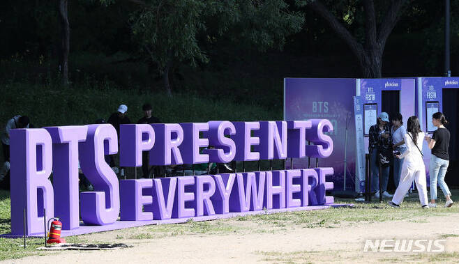 _candyclover's tweet photo. ภาพบรรยากาศบางส่วนของอีเวนต์ #2023BTSFESTAatYeouido ที่จะจัดขึ้นในวันพรุ่งนี้ (เสาร์ 17 มิ.ย.) ณ สวนสาธารณะยออีโดฮันกัง กรุงโซล เกาหลีใต้

PIC: Newsis, Yonhap News https://t.co/LZak8PHtXE