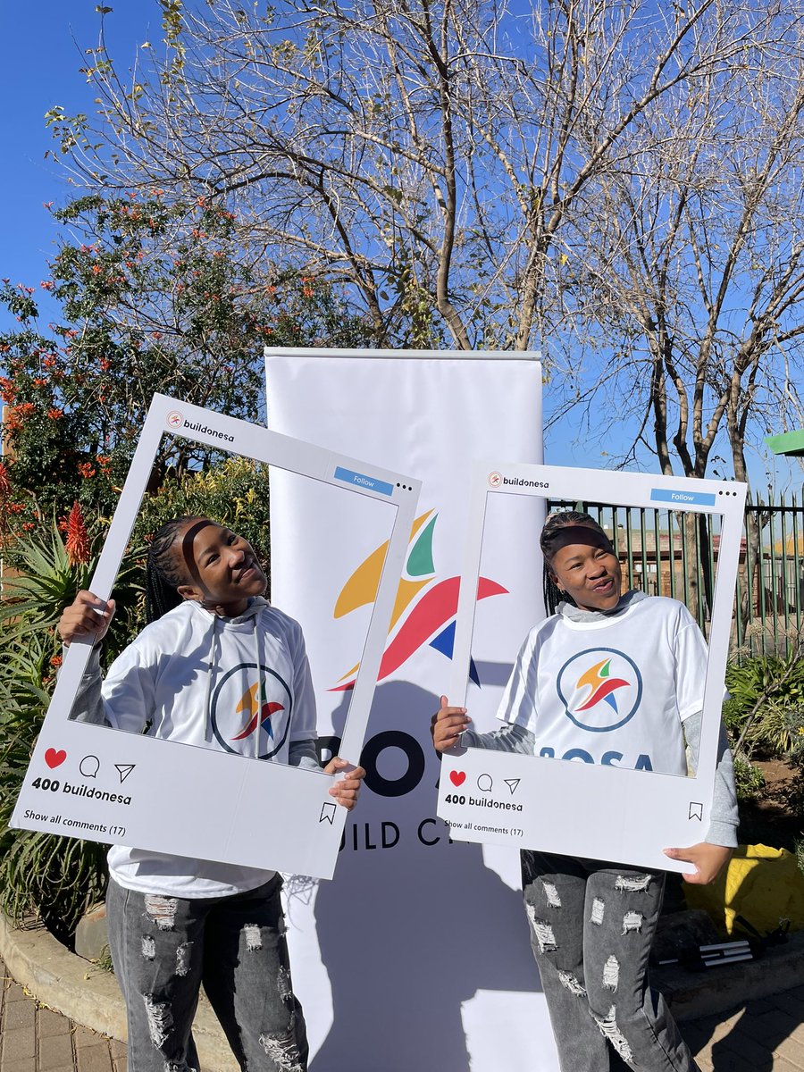 GIVEAWAY- post a picture of yourself in your BOSA regalia and hashtag #bosayouthtownhall and tag @youngbuildersmovement to WIN!

IN celebrating the youth, we are assisting with CV’s, interview skills and university applications. 

#buildthefuture #bosa @BuildOneSA @MmusiMaimane