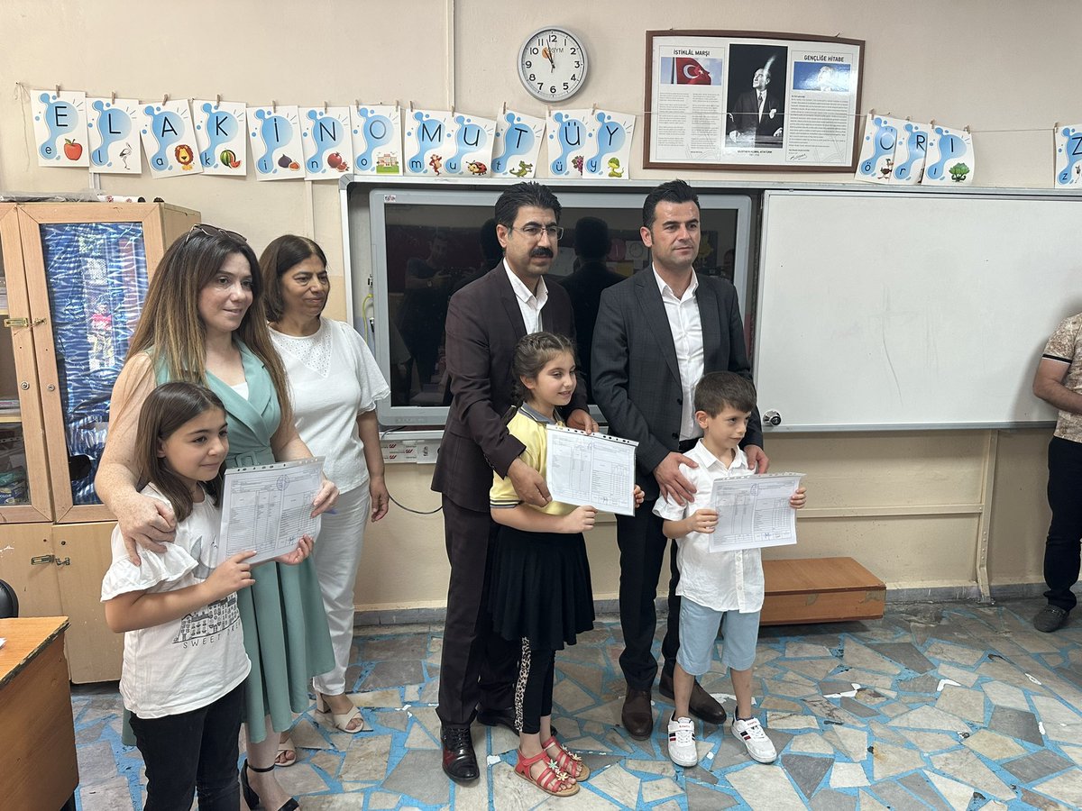 YenisehirMEM's tweet photo. 2022-2023 eğitim-öğretim yılı sona erdi. #Karne alan tüm öğrencilerimizi kutluyor, öğretmenlerimize emekleri için teşekkür ediyoruz.
Yenişehir İlkokulunda ilçe kaymakamımız @besikci_murat ve İlçe Müdürümüz @husamettin_atli nın katılımıyla öğrencilerimizin karne sevinci… https://t.co/piZ75kNRuu
