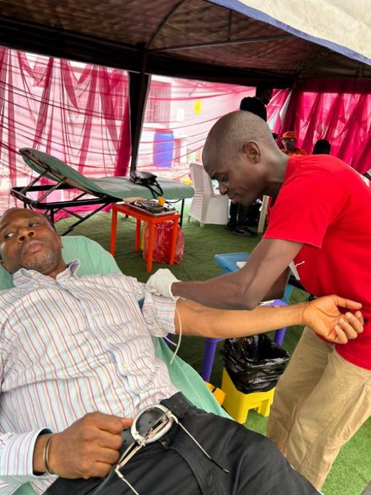 A donor is here at the #HallmarkBloodDrive, we can do more by coming out to play our part. Let’s save lives together. 
Cc: @HallmarkHmo & LUTH