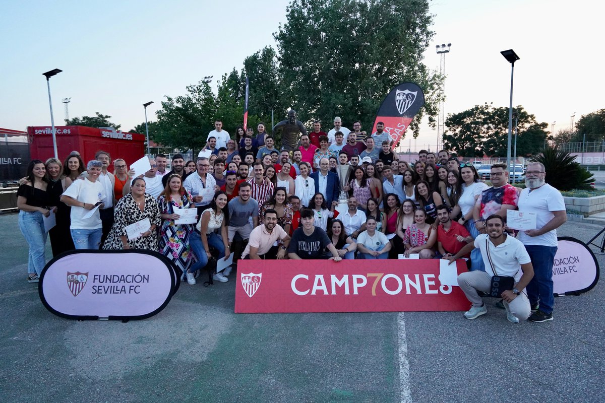 Fundacion1890's tweet photo. ⚪️🔴 El voluntariado del #SevillaFC celebra el fin de temporada con partidos de fútbol en la Ciudad Deportiva. ⚽️

🪪 Tras los partidos pudieron recoger sus diplomas de manos del Presidente José Castro.

ℹ️https://t.co/dOAtxVvnrF

#NuncaTeRindas #FundaciónSevillaFC https://t.co/Xqfv62biEf