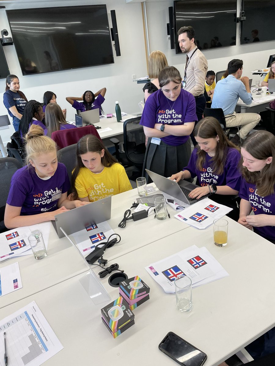 Our S2 girls Hackpacking around the world 🌎 👩‍💻 with @MorganStanley & @dressCodeHQ. 

#ClosingTheGenderGap
#ChooseComputingScience