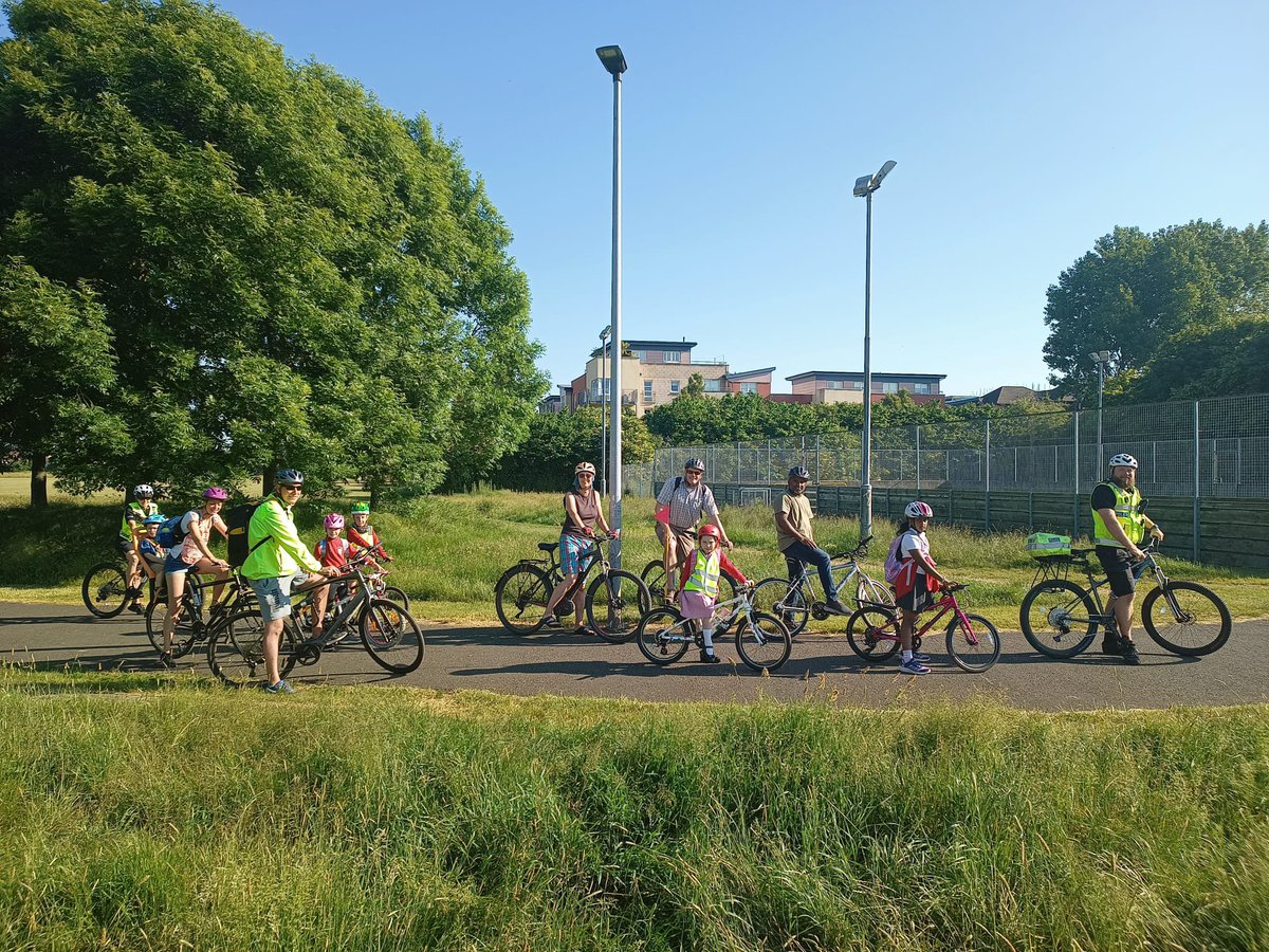 Corstorphine Bike Bus (@bikebuscorstps) on Twitter photo Thanks to our 2 local community police officers for joining us this morning for a very sunny bike bus Thanks to our 2 local community police officers for joining us this morning for a very sunny bike bus