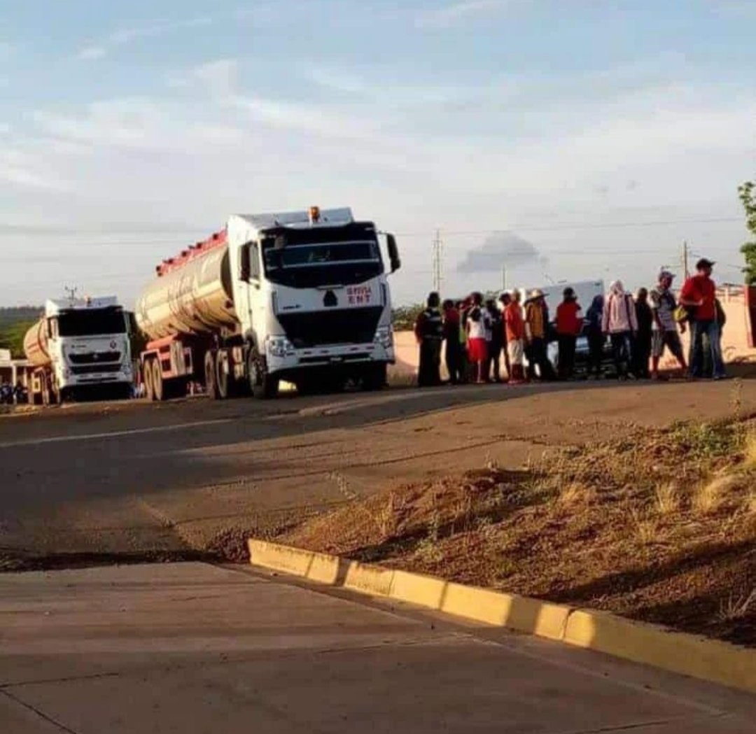 NoticiasFalcon's tweet photo. Ministro @TellecheaRuiz agendó para el martes  recibir comisión de pescadores y darles la cara

En resumen fueron 17 horas de protesta y 13 gandolas de combustible retenidas en Río Seco. 
La razón exigir  documento que viabiliza el saneamiento del Golfete
Vía @Joannelopezch https://t.co/wEKSiVhSxb