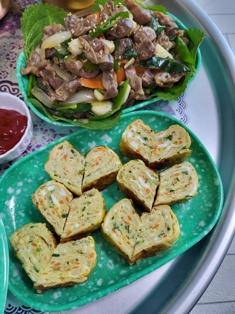 어제 서울 구경시켜준 오빠야를 위해~~ㅋ 동네 장날이라 닭발도사고 똥집도사고 욜씸히 불앞에서 간만에 요리좀했넹~~ㅎㅎ 요런 옛날식 분위기 넘~~좋아~~ㅋ 트친님들 행복한 불금 주말들 보내세용~!!*^^*