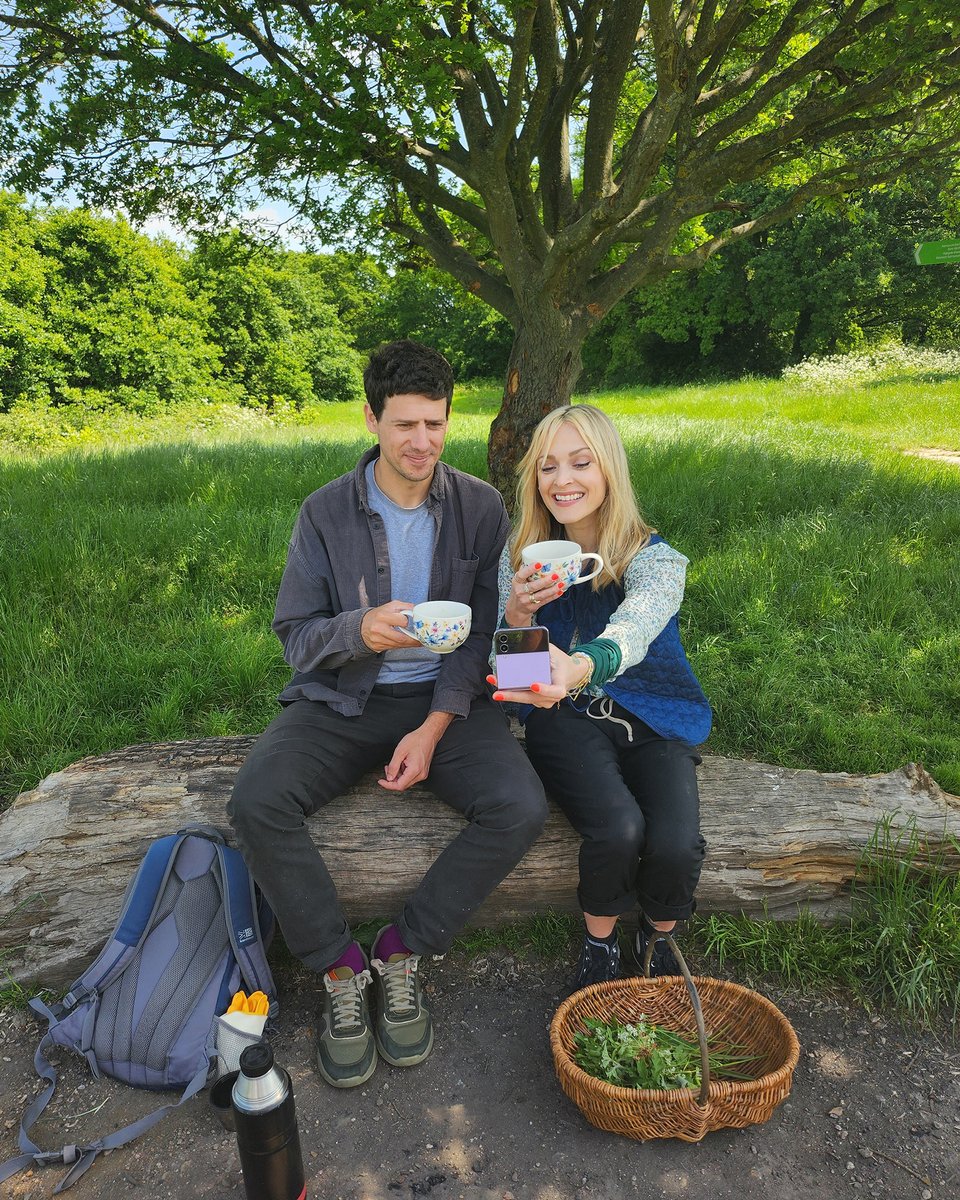 #ad I may not know the difference between hogweed and cow parsley, but with my @SamsungUK Galaxy Z Flip4, I can forage like a pro. Just call me Fearne of the Forest 🌿📱🍄 #TeamGalaxy