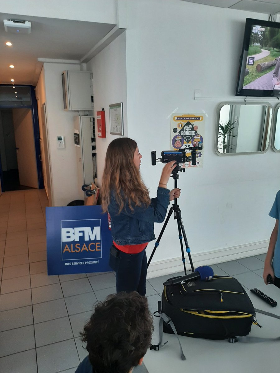 Le club Webradio @ClgLouiseWeiss @acstrasbourg visite @BFM_Alsace      :  Découverte du métier de journaliste, enregistrement d'une émission... merci à notre marraine journaliste. #webradio #EMI @DaacStrasbourg