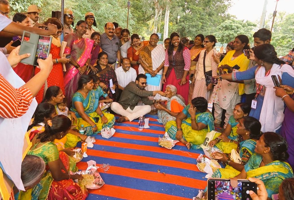SantoshSLadINC's tweet photo. ಕರ್ನಾಟಕ ಗೃಹ ಕಾರ್ಮಿಕ ವೇದಿಕೆ ವತಿಯಿಂದ ಅಂತರಾಷ್ಟ್ರೀಯ ಗೃಹ ಕಾರ್ಮಿಕ ದಿನಾಚರಣೆಯ ಅಂಗವಾಗಿ ಹಮ್ಮಿಕೊಂಡಿದ್ದ ಬಹಿರಂಗ ಸಭೆಯಲ್ಲಿ ಭಾಗವಹಿಸಿ, ಮಾತನಾಡಿದೆ.

ಈ ವೇಳೆ ಕರ್ನಾಟಕ ಗೃಹ ಕಾರ್ಮಿಕರ ವೇದಿಕೆಯ ಪದಾಧಿಕಾರಿಗಳು ಮತ್ತಿತರರು ಉಪಸ್ಥಿತರಿದ್ದರು.

#ಅಂತರರಾಷ್ಟ್ರೀಯ_ಗೃಹಕಾರ್ಮಿಕ_ದಿನಾಚರಣೆ #InternationalDomesticWorkersDay https://t.co/V00f6xWHWs