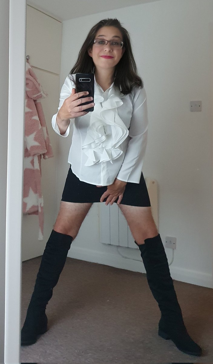 Northern_soul15's tweet photo. Asking my boss for a payrise today, took @MissLadyLouisa advice and wearing boots 👢 💋 https://t.co/aSd5aoEFaT