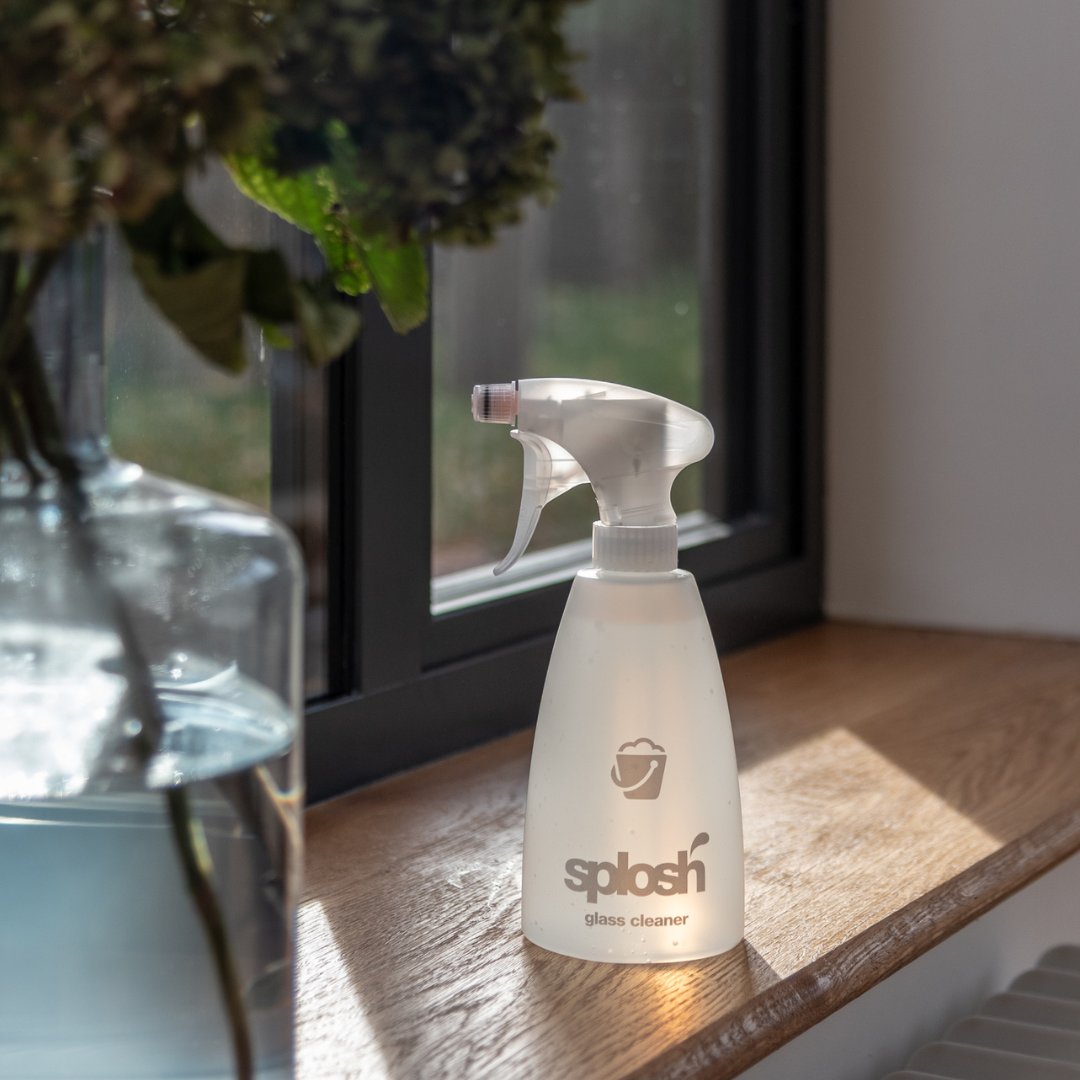 📣📣 IMPROVED! Our refillable glass cleaner is back with an improved formulation that will tackle your windows with great results! 
#glass #glasscleaner #shiny #clean #cleaning  #friyay #fridayfeeling #backinstock #improved #vegan #crueltyfree #ecofriendy #reuse #refills