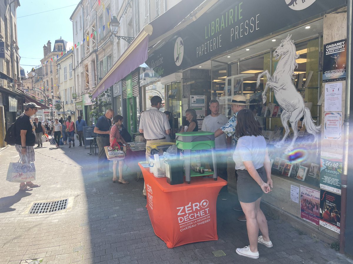 CARCThierry's tweet photo. Ce matin @LibrairiedesFab accueille nos équipes pour parler #écologie et gestion de nos #déchets: une opération qui permet d’avoir conseils et bons gestes que ce soit en pratique ou à travers une sélection d’ouvrages pour tous les âges #objectifzerodechet #destination2030 🗑️♻️📚 https://t.co/samdPjpsjW